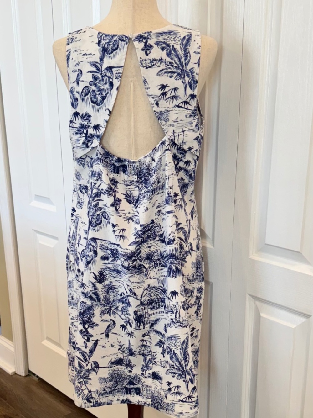Women's Size L, Linen Blend Dress by Joie, Blue & White Tropical Print Pullover - Picture 8 of 11